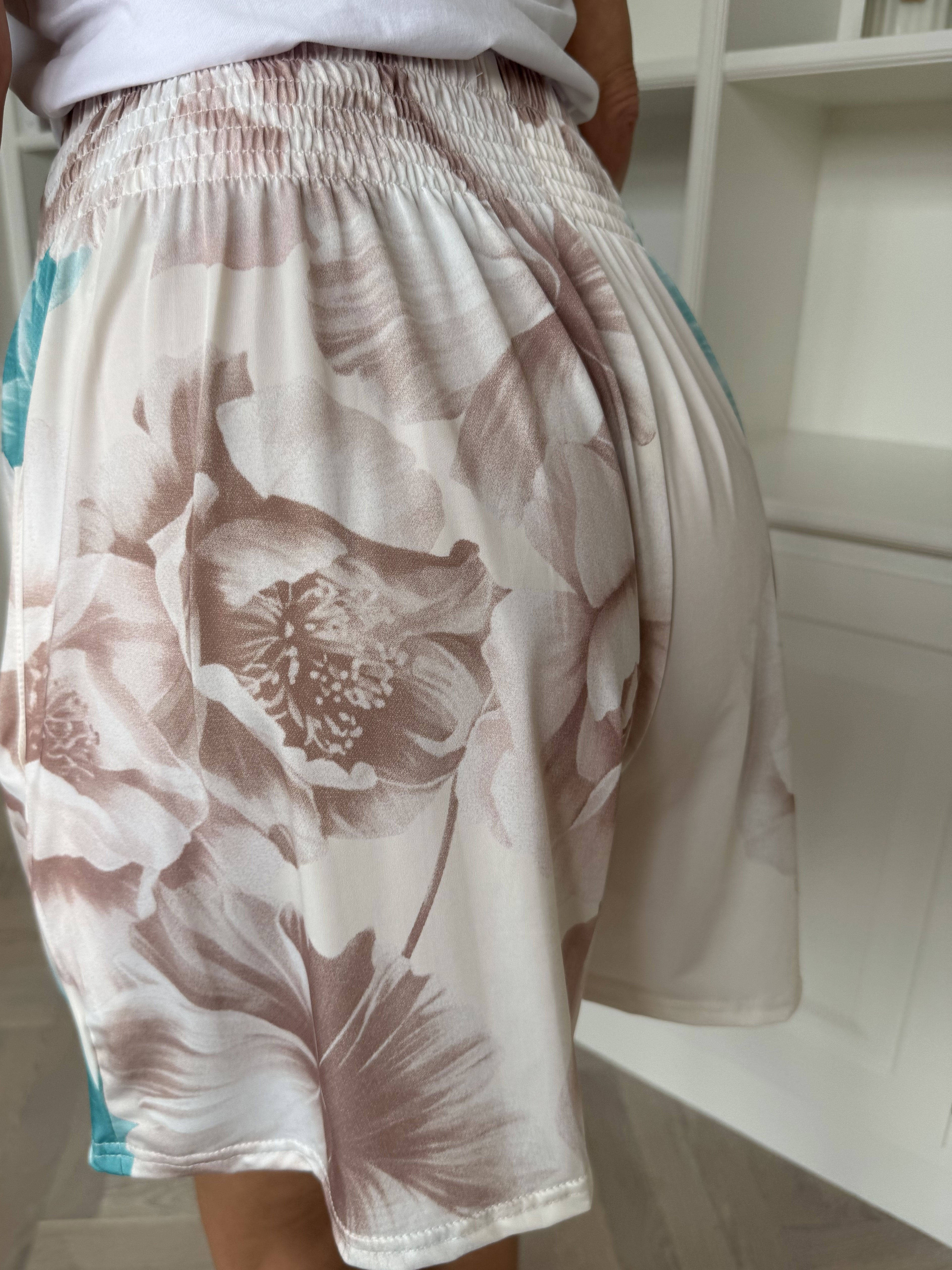 Pams Flower Shorts - Elastiska shorts med blommigt tryck